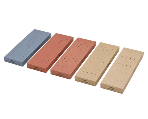Le lot complet de pierres à aiguiser « 10Good » de la marque Made in Japan comprend cinq pierres rectangulaires à base de résine et de diamant, disponibles en bleu, rouge et beige, idéales pour l'entretien des couteaux de cuisine japonais.