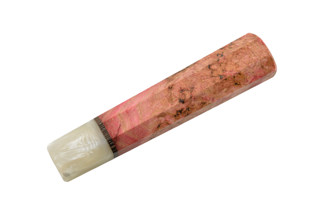 Le stylo Custom Wa-Handle n° 601 (142 mm, standard) de la marque Made in Turkey se caractérise par un corps cylindrique fabriqué à la main, orné d'un motif marbré rose et beige, d'une finition brillante et d'un capuchon de couleur claire, le tout présenté sur un fond blanc uni.