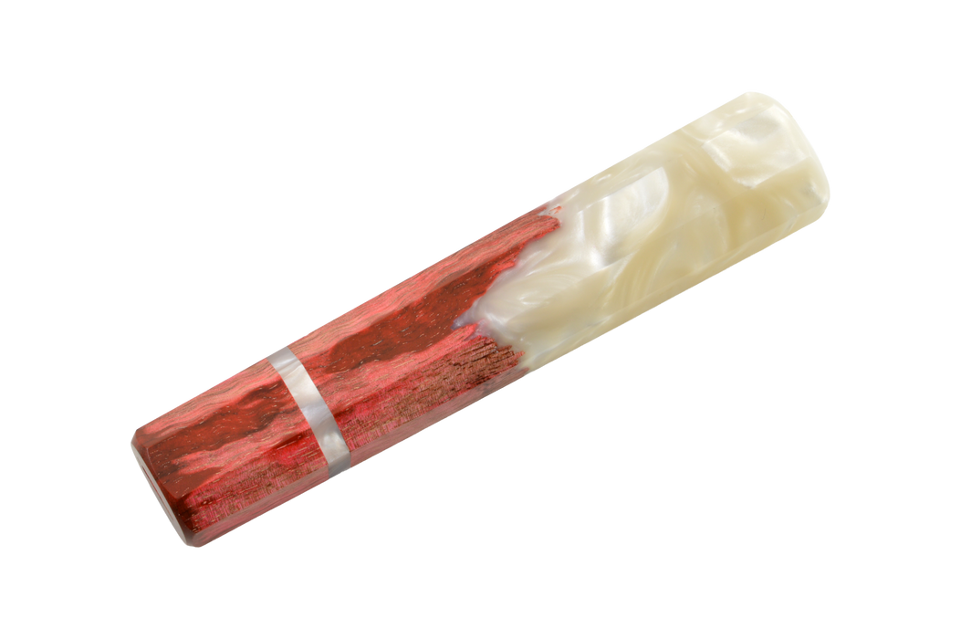 Le manche personnalisé « Made in Turkey » n° 602 (143 mm, standard) se compose d’une résine blanche nacrée et d’une résine rouge marbrée, séparées par une fine bande argentée — idéal pour les manches de couteaux personnalisés —, le tout présenté sur fond blanc.