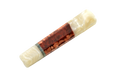 Un gros plan sur le manche « Wa » personnalisé n° 610 (137 mm, standard) de Made in Turkey révèle son cœur brun-rougeâtre aux veines marbrées inspirées de l’amboyna, ses extrémités d’un blanc nacré et un anneau métallique, qui témoignent d’un savoir-faire exceptionnel dans l’assemblage de la lame et du manche.