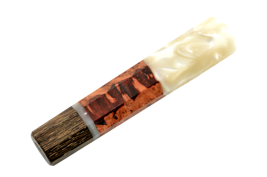 Le manche sur mesure « Wa-Handle » n° 611 - 141 mm (standard) de la marque Made in Turkey se compose de bois foncé, d’une loupe d’Amboyna de couleur brun-rouge inspirée de la résine époxy et de résine blanche nacrée — idéal pour la fabrication de manches de couteaux sur mesure ou pour des projets d’assemblage de lame et de manche.