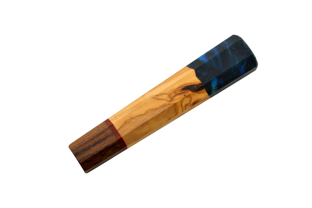 Le manche Wa personnalisé n° 617 (139 mm), fabriqué en Turquie, présente des sections en bois clair et foncé, ainsi qu'un embout en époxy bleu marbré brillant, le tout mis en valeur sur un fond blanc.