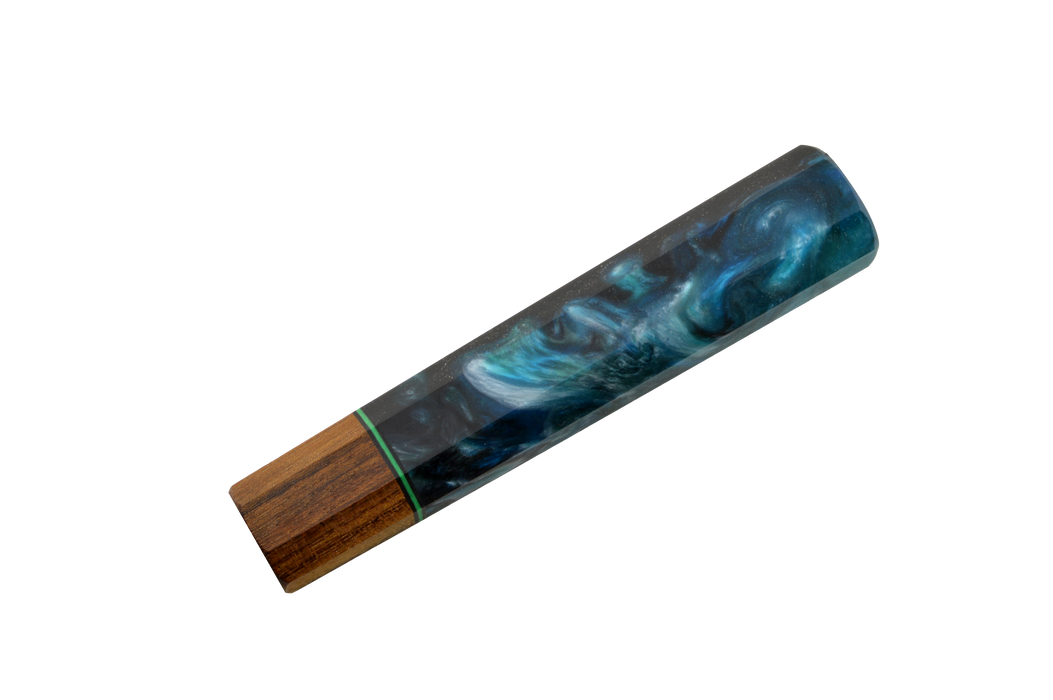 Le manche Wa personnalisé n° 622 - 139 mm (standard) de la marque Made in Turkey se caractérise par un embout en bois d'olivier orné d'un motif tourbillonnant en résine bleue et noire, qui se détache sur un fond blanc uni.