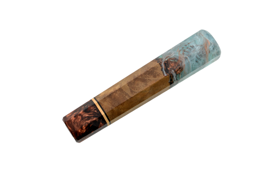 Le modèle « Custom Wa-Handle #635 - 140 mm (standard) » de la marque Made in Turkey présente un manche en bois de noyer orné de résine bleue et de motifs tourbillonnants, rappelant les manches de couteaux sur mesure, représenté isolé sur un fond blanc.