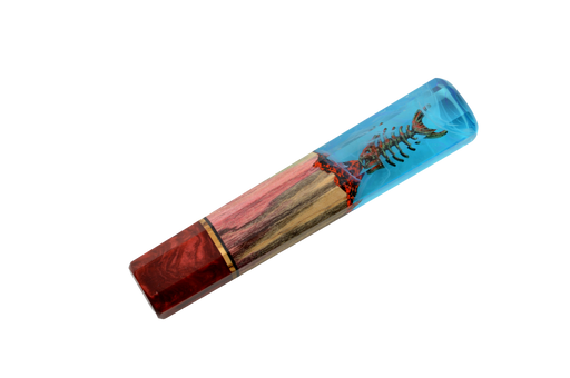 Le manche personnalisé « Wa-Handle » n° 636 - 141 mm (standard) de la marque Made in Turkey se compose de bois rouge et doré associé à de la résine bleu clair, et arbore une miniature détaillée représentant un homard — idéal pour des projets de tournage ou comme source d'inspiration pour un manche de couteau unique.