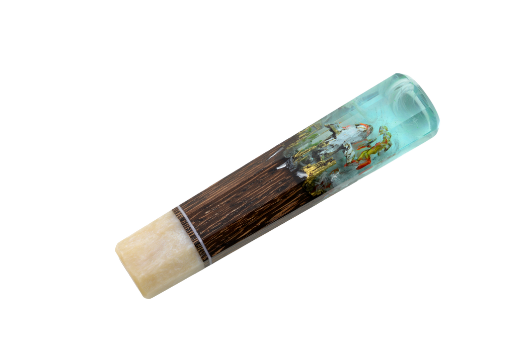 Le manche personnalisé « Wa » n° 638 - 140 mm (standard) de la marque Made in Turkey est composé de résine et de bois et présente une scène sous-marine incrustée représentant des poissons et des plantes colorés sur fond blanc — idéal pour créer des couteaux originaux ou des projets de manches en bois de wengé.