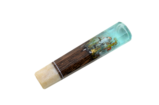 Le manche personnalisé « Wa » n° 638 - 140 mm (standard) de la marque Made in Turkey est composé de résine et de bois et présente une scène sous-marine incrustée représentant des poissons et des plantes colorés sur fond blanc — idéal pour créer des couteaux originaux ou des projets de manches en bois de wengé.