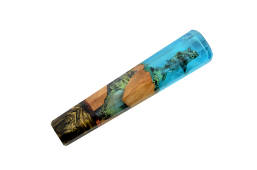 Le manche personnalisé « Wa-Handle » n° 639 - 145 mm (grand format) de la marque Made in Turkey se compose de résine bleue et dorée superposée, avec des incrustations de bois, inspiré de l'art des manches de couteaux personnalisés, mis en valeur sur un fond blanc uni.