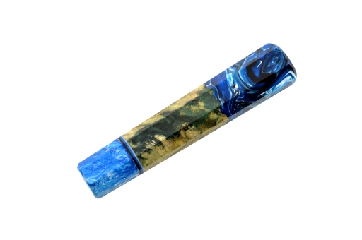 Le modèle « Made in Turkey Custom Wa-Handle #641 - 140 mm (standard) » présente un motif marbré dans les tons de bleu, noir et or, avec des volutes sur le capuchon et le corps, évoquant l'aspect artistique d'un manche de couteau sur mesure.