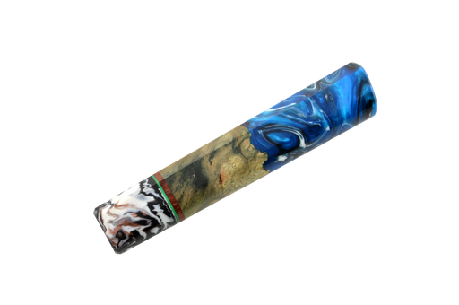 Le manche Wa personnalisé n° 642 - 142 mm (standard) de la marque Made in Turkey présente un grain de bois travaillé à la main et des touches de résine aux motifs tourbillonnants bleus, blancs, noirs et beiges, inspirés des motifs des manches de couteaux en amboyna et en époxy.