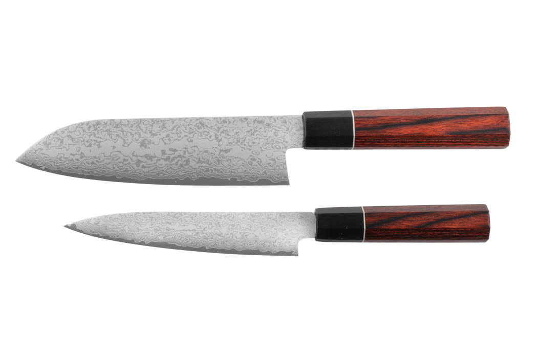 Le « Duo de couteaux de chef Damas VG10 de Seki, fabriqués au Japon », composé de deux couteaux de cuisine japonais dotés de manches en bois, est présenté côte à côte sur un fond blanc.
