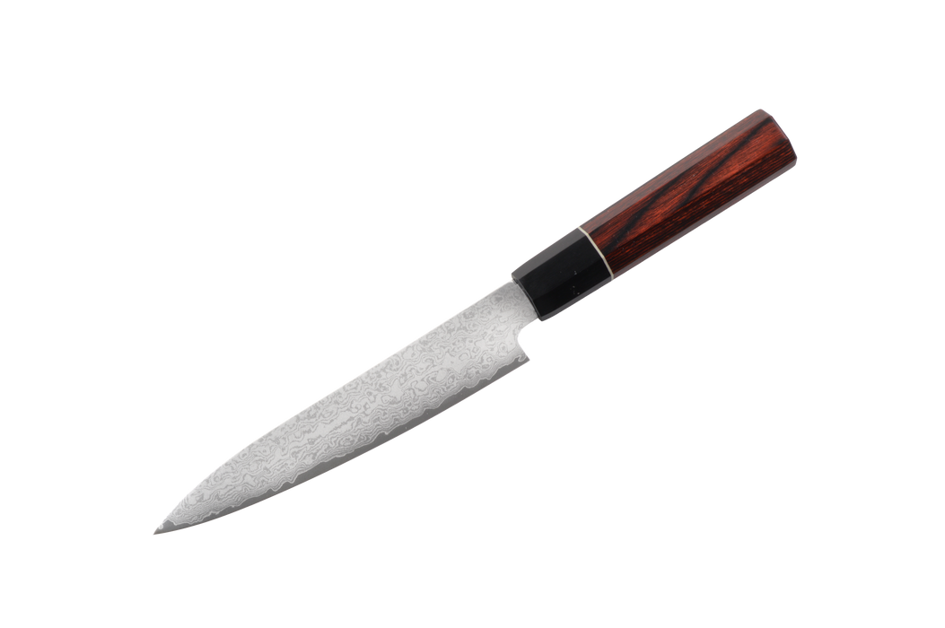 Le couteau « Made in Japan » Seki VG10 Damascus Petty de 150 mm, fabriqué dans la ville de Seki, se caractérise par une lame en acier à motifs et un manche en bois foncé, le tout présenté sur un fond blanc uni.