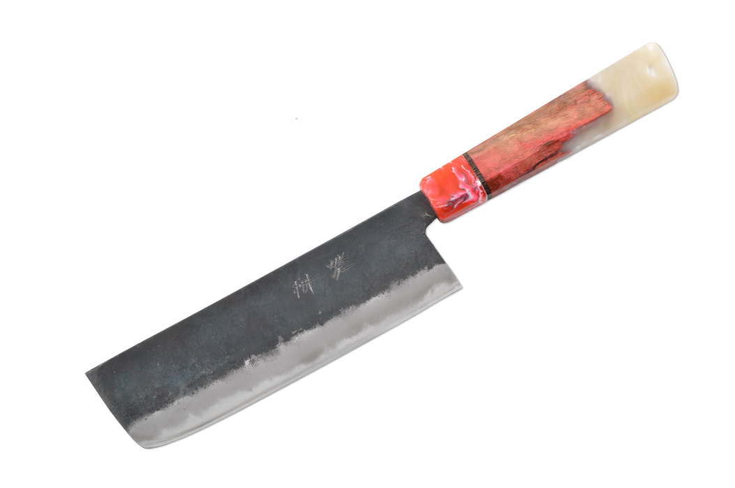 Le couteau Shinka Custom Amboyna & Pearl AO2 Kurouchi Nakiri 165 mm, assemblé au Canada 🍁, est doté d'une lame rectangulaire en acier Aogami Blue n° 2 et d'un manche en bois rehaussé de touches de rouge et d'ivoire, qui se détachent avec élégance sur un fond blanc.
