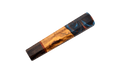 Le manche Wa personnalisé n° 615 (139 mm standard), fabriqué en Turquie, se compose de trois sections réalisées à la main : du bois foncé, du bois clair présentant un grain naturel semblable à celui du bois d'olivier, et une résine époxy aux motifs tourbillonnants bleus et rouges, le tout sur fond blanc.