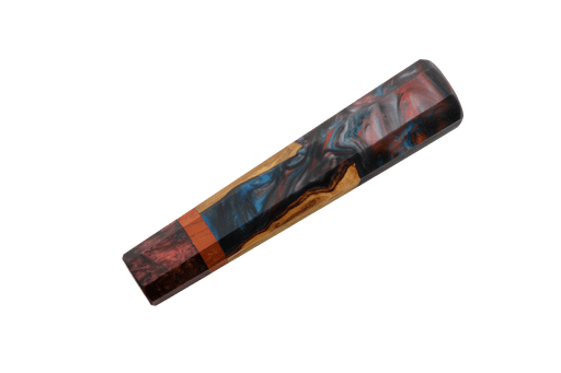 Le « Custom Wa-Handle #620 - 139 mm (standard) » de Made in Turkey est un ébauche de stylo rectangulaire en résine et bois, présentant des tourbillons bleus, rouges et noirs ainsi que le grain naturel du bois — idéal pour la fabrication d'un manche de couteau sur mesure —, présenté ici sur fond blanc.