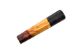Le manche Wa personnalisé « Made in Turkey » n° 621 – 140 mm (standard) se compose de trois parties : du bois brun rougeâtre, un manche en bois d’olivier clair au grain naturel et de la résine marbrée foncée, le tout soigneusement poli et mis en valeur sur un fond blanc.
