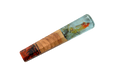 Le manche Wa personnalisé « Made in Turkey » n° 628 – 150 mm (grand format) se compose de trois parties : une résine rouge et noire éclatante, une partie centrale en bois clair rappelant le bois d’olivier, et un embout en résine transparente abritant un poisson décoratif. Fabriqué à la main pour un style unique.