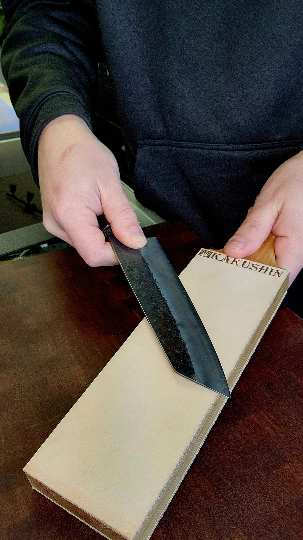 Using a leather strop on kitchen knives