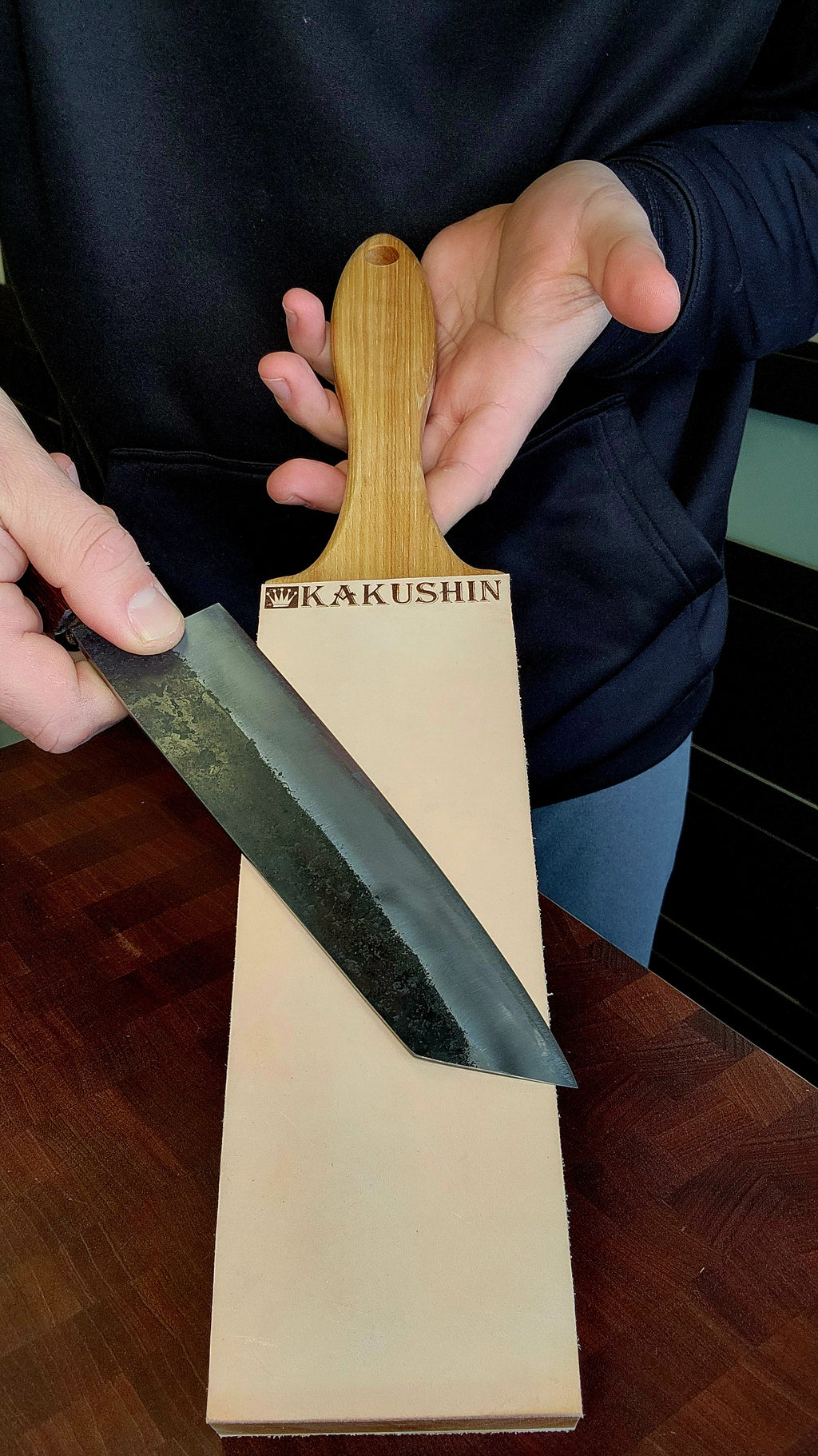 Using a double face leather strop on kitchen knives